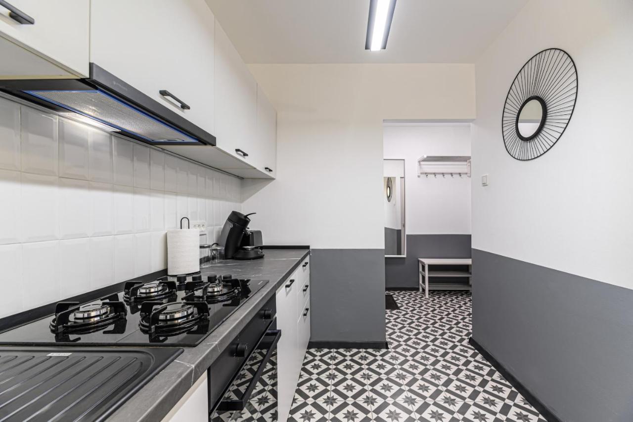 Travelers Hideout - Central Apartment Брашов Екстер'єр фото
