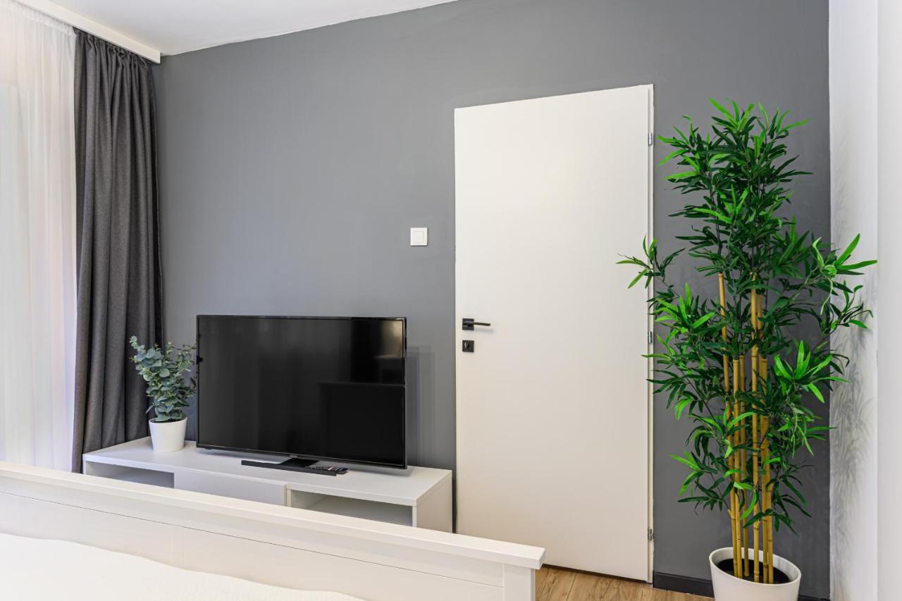 Travelers Hideout - Central Apartment Брашов Екстер'єр фото